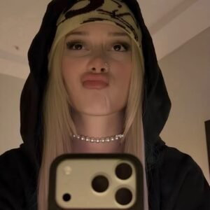Baddie Mirror Selfie PFP