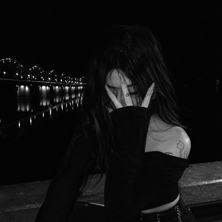 Black and White PFP Aesthetic Girl